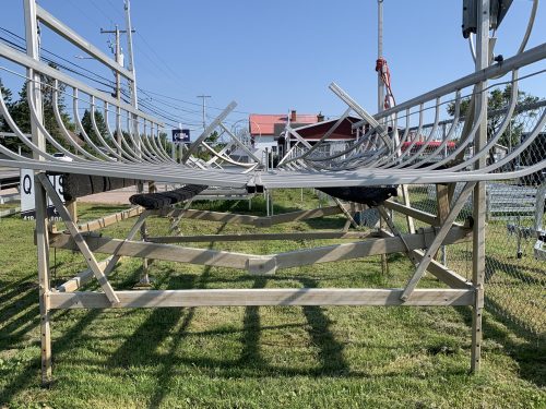 ÉLÉVATEUR À BATEAU AVEC TOIT USAGÉ