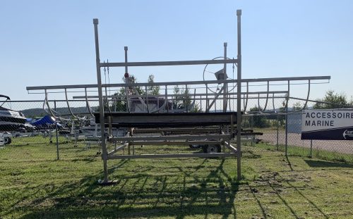 ÉLÉVATEUR À BATEAU AVEC TOIT USAGÉ